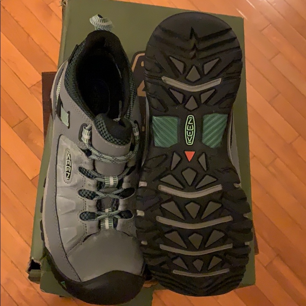 Keen Women Hiking Shoe BRAND NEW!!